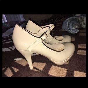 Beige high heels 👠